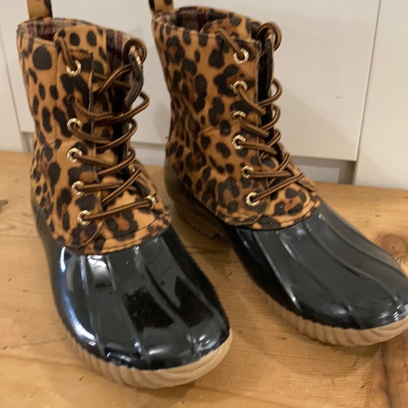 Duck Boots Cheetah Print LIKE New - Picture 1 of 5